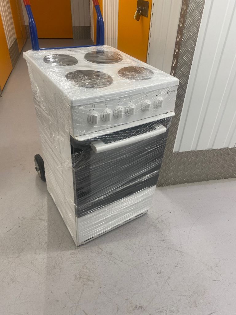 White Freestanding Electric Cooker with 4 Hobs – Good Condition