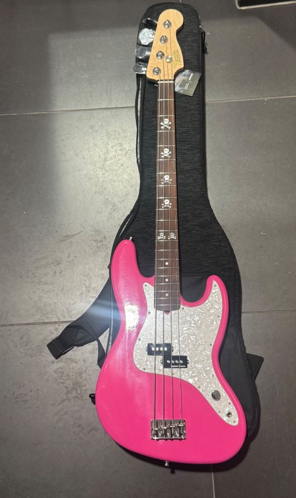Fender Pink mark hoppus skully bass