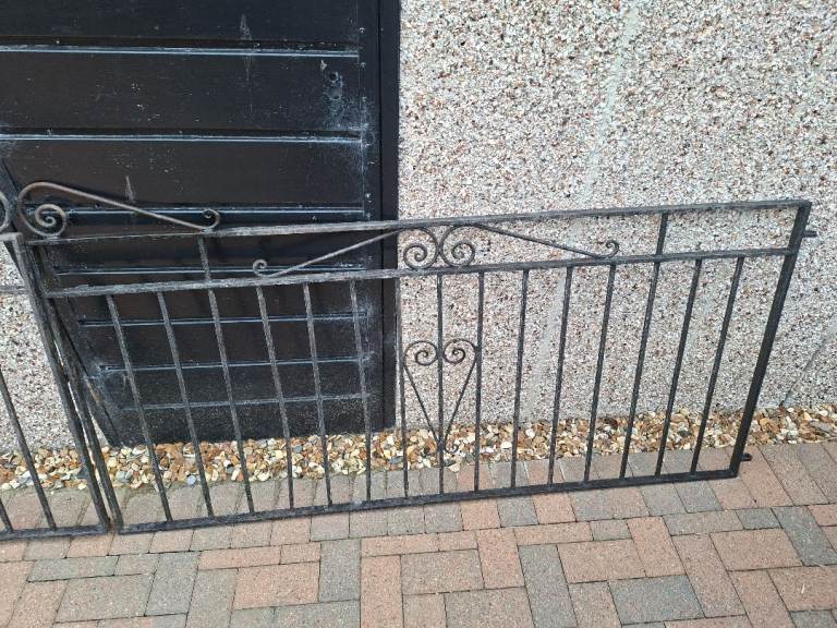 Driveway gates