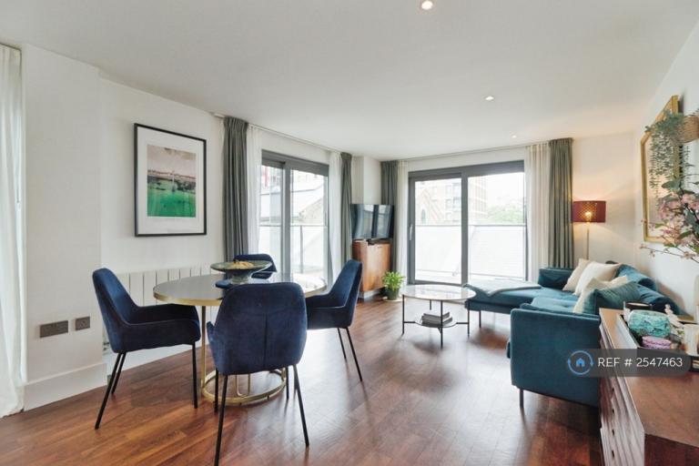 2 bedroom flat in Royal Carriage Mews, London, SE18 (2 bed) (#2547463)