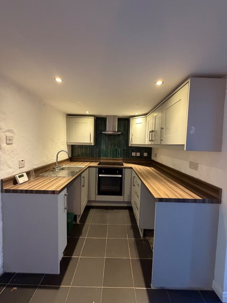 MUST GO ‼️ Modern U-Shaped Kitchen Units with Worktops – Excellent Condition