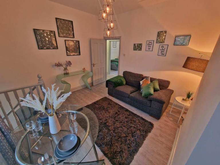 TWO BED APARTMENT NEAR QUEENS AVAILABLE JULY 26