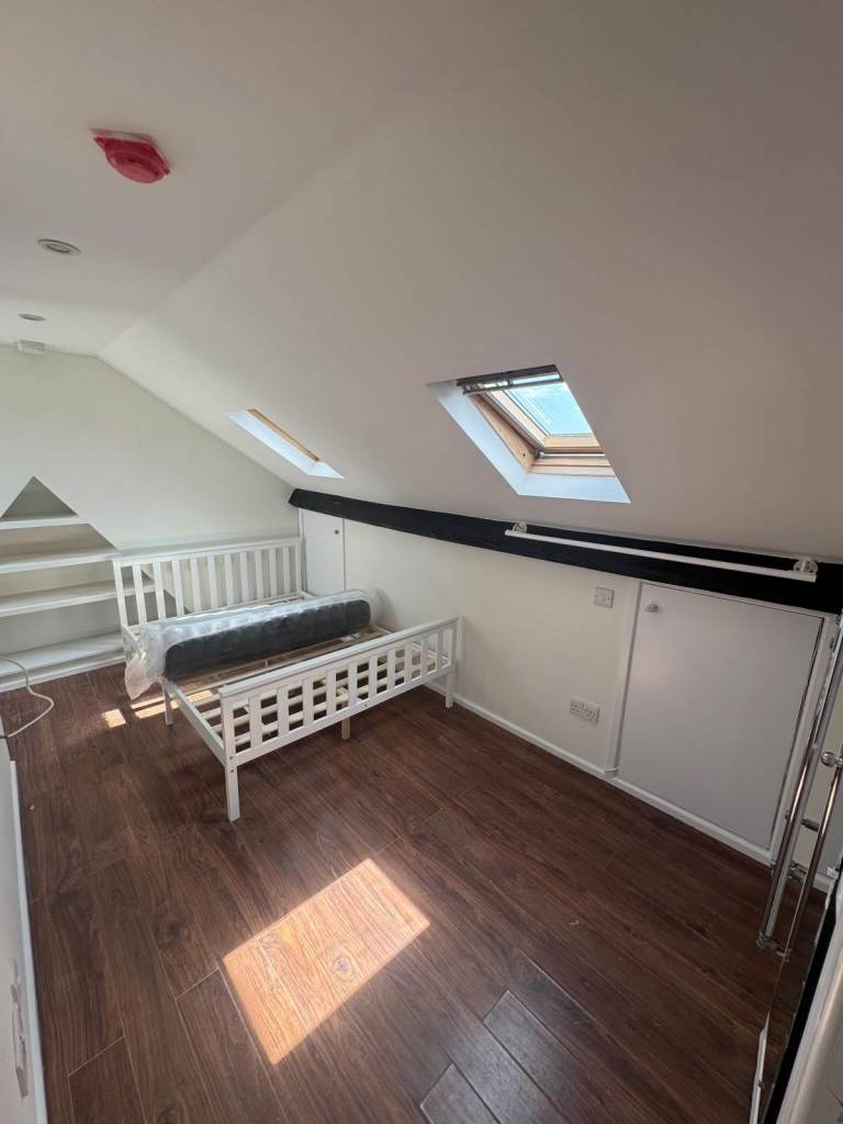  en-suite studio room available in a newly decorated professional house share