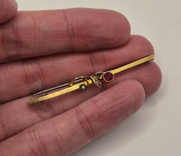 Edwardian 9ct yellow gold, seed pearl and ruby bar brooch