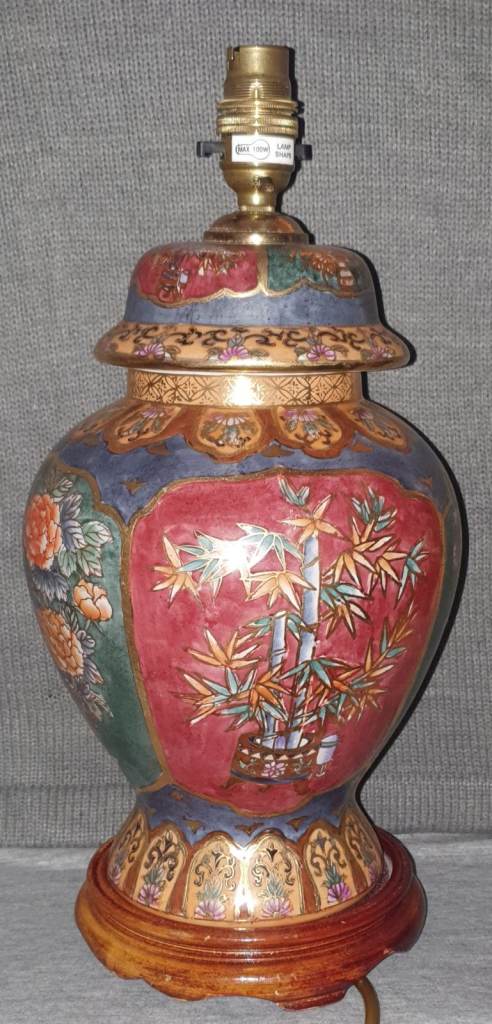 VINTAGE CHINESE HAND PAINTED CERAMIC TABLE LAMP WOODEN BASE
