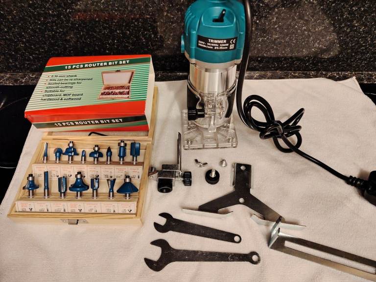 ROUTER TRIMER AND BOX OF 15 ROUTER BITS