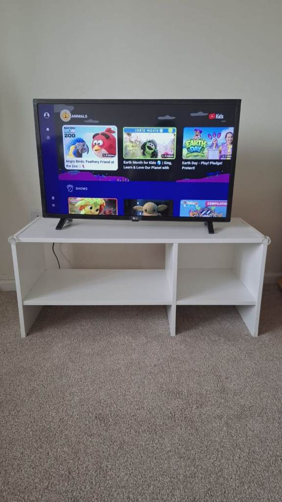 LG 32' Smart tv with stand