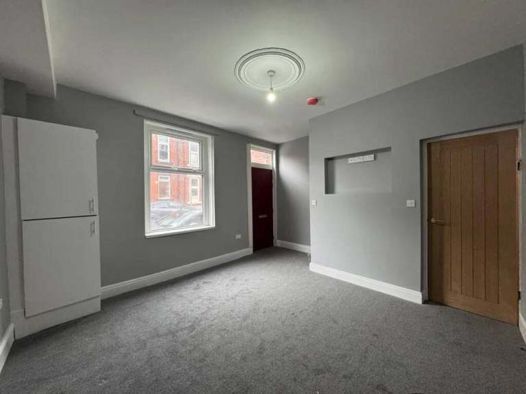 Ensuite room available to rent now!!!