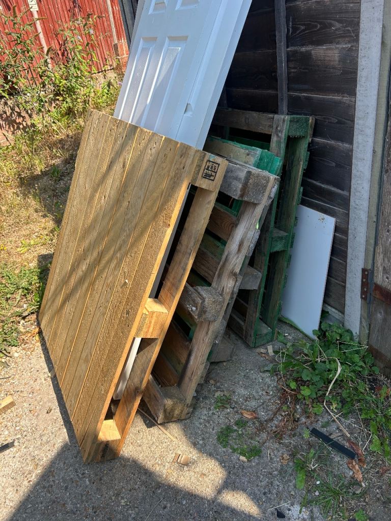 4 x wooden pallets 