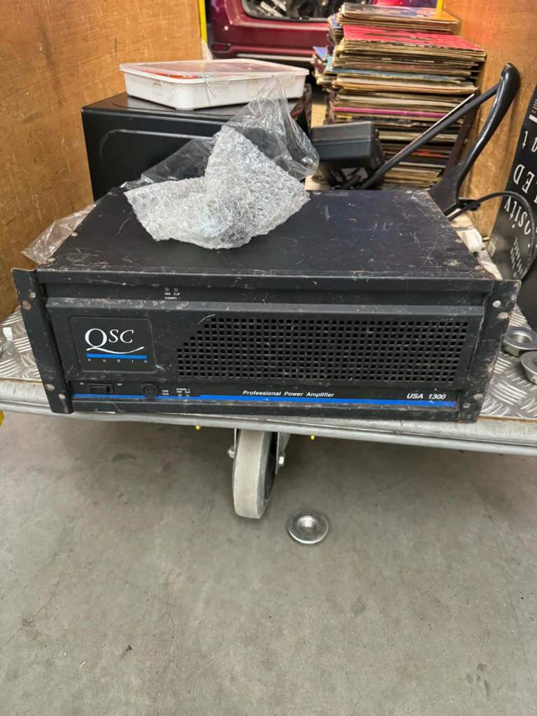 QSC AUDIO USA1300 Stereo Power Amplifier with Hard Case Used