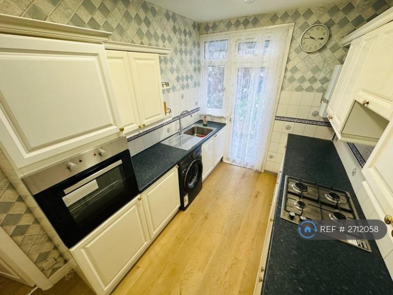 4 bedroom house in South Park Road, Ilford, IG1 (4 bed) (#2712058)