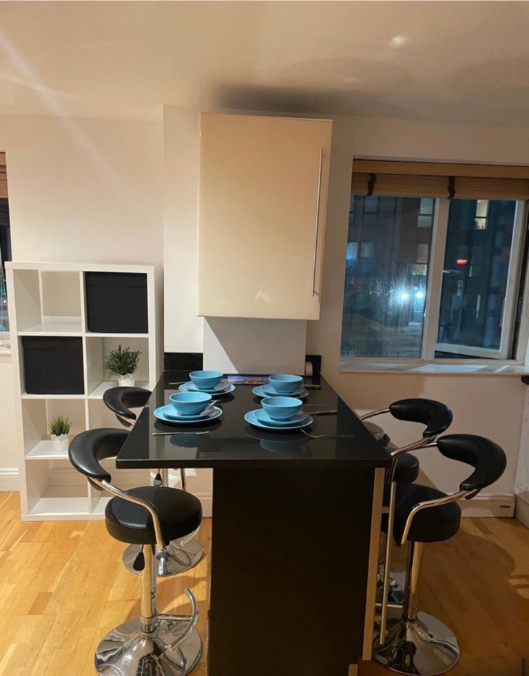 One Bedroom Flat With Terrace TW9 4LJ