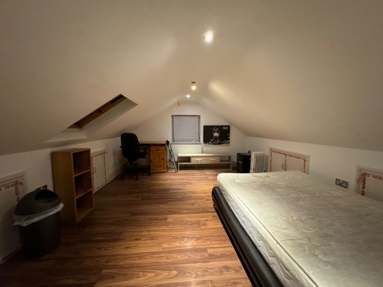 Loft Double Big Room RENT £800p\m Ilford RM6