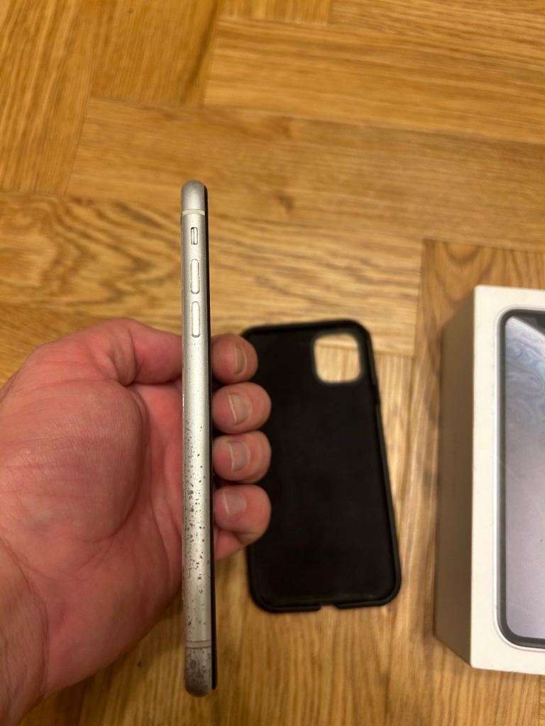 Apple iPhone xr boxed instructions white free case ear pod headphones 64gb phone 