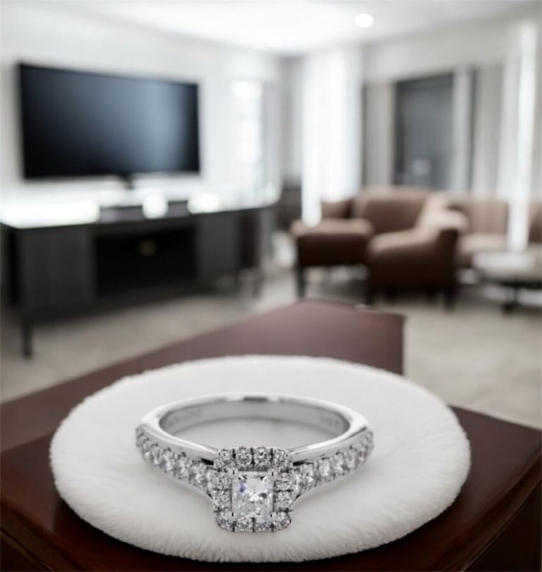 Stunning Vera Wang 18ct White Gold 0.69ct Diamond Princess Cut Halo Engagement Ring