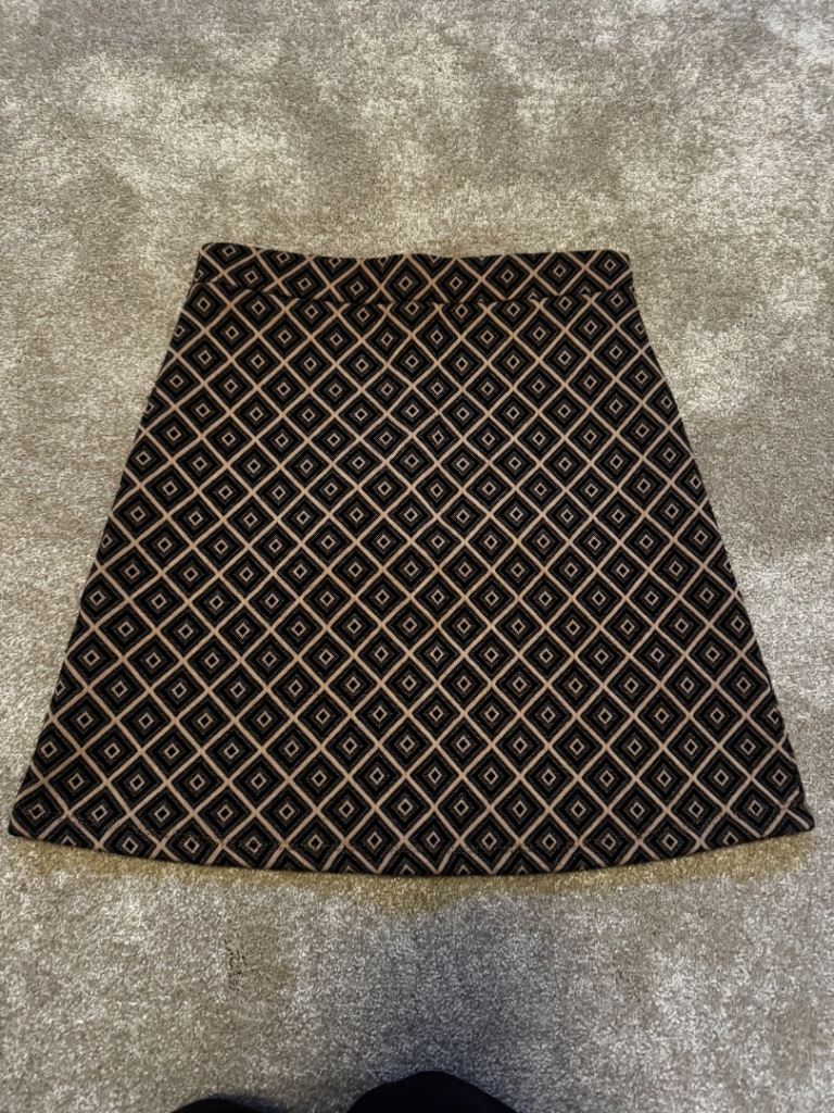 Black and Beige Patterned Mini Skirt – Good Condition