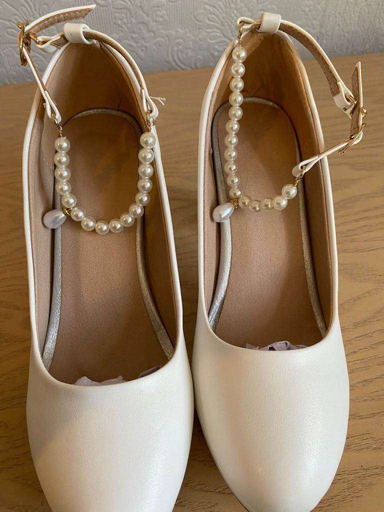 New White Pearl Strap Block Heel Shoes.size 37 