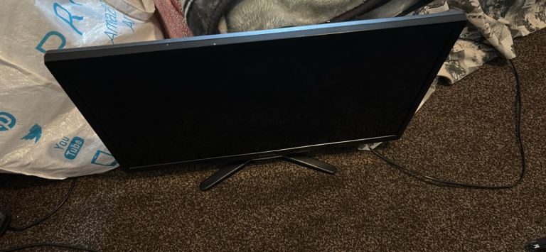 24 inch LED smart tv -  freeview  , usb , hdmi -  no remote - works fine 