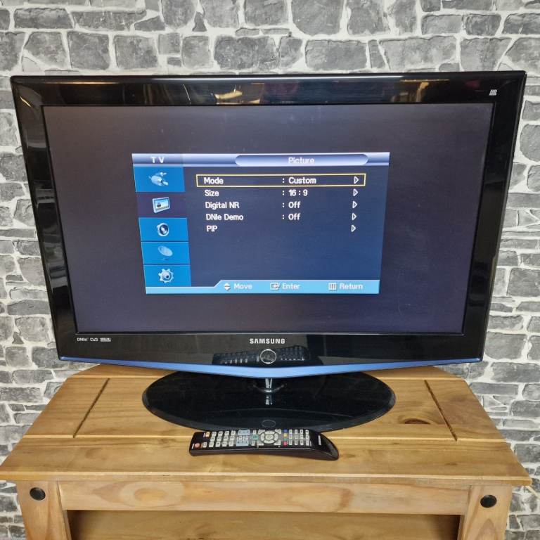 Samsung 32" LCD TV with Remote