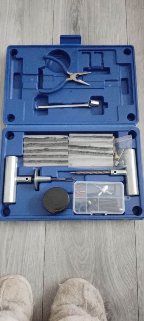 Tyre puncture repair kit 