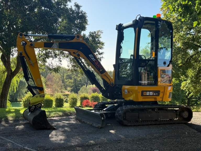 🚜 MINI DIGGER & DRIVER HIRE – EZIQUIP HIRE 