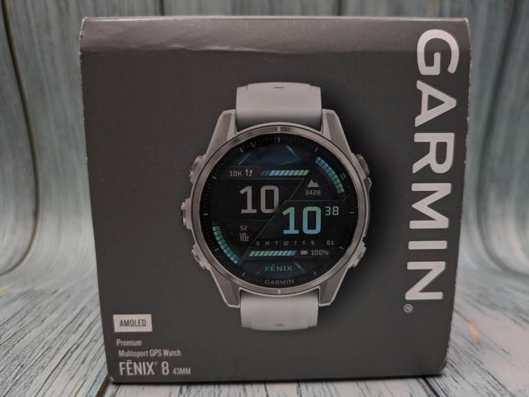 Fenix 8 AMOLED 43mm (Silver with whitestone band)