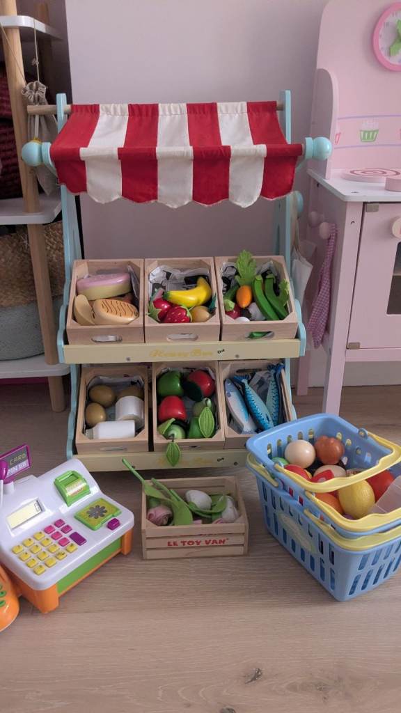 Le Toy Van Wooden Toy Market Stall with Cash Register & Accessories