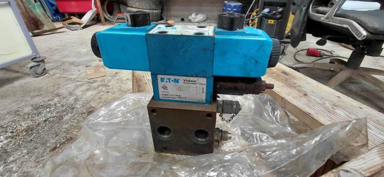 Eaton Vickers directional control valve 