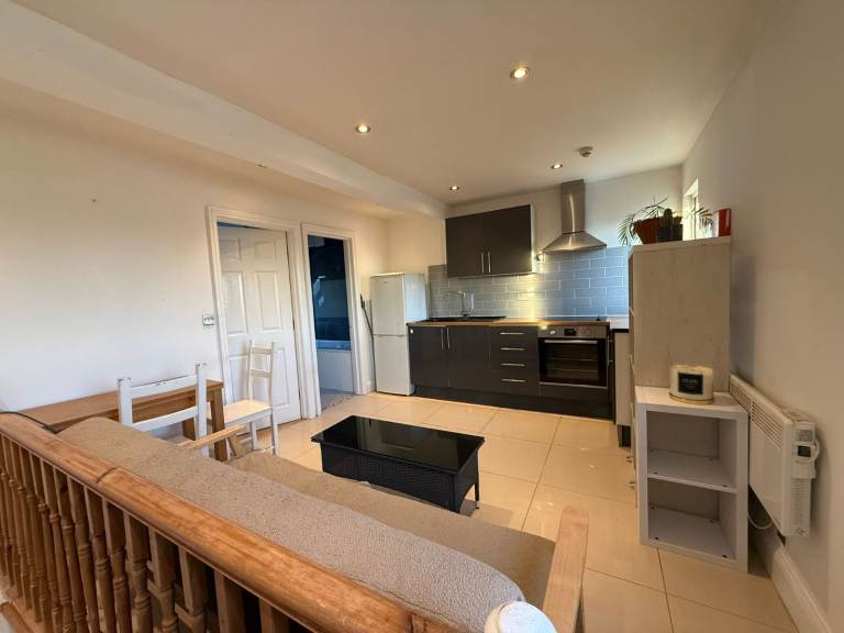 One Bedroom Flat on Main Cowley Rd - Available Now - £1295pcm