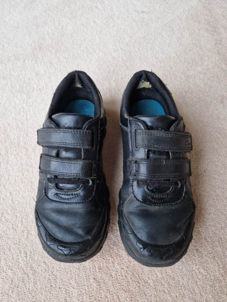 KIDS BLACK LEATHER SCHOOL SHOES -  SIZE 2.5 Adult - CLARKS