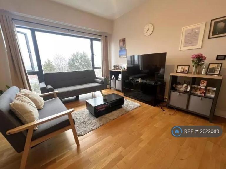 2 bedroom flat in Crownage Court, Sunbury-On-Thames, TW16 (2 bed) (#2622083)