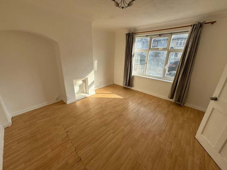 2 Bedroom house with loft near to station and amenities