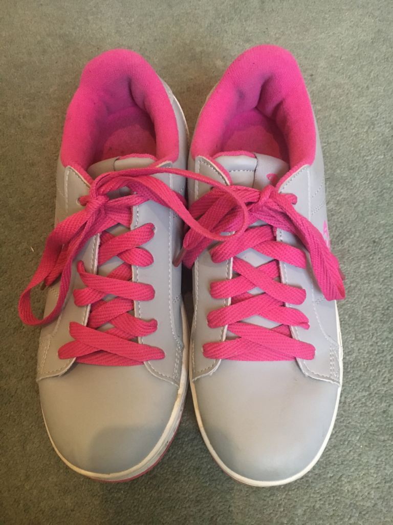 Girls Heelys Trainers Wheelies size 4 Smoke and pet free home 