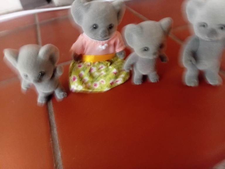 Sylvanian Families Yarra Koala Family Mum + 3 Children with Original Outfit"  
