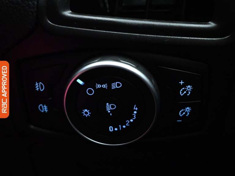 2015 Ford Focus 1.6 Zetec Hatchback 5dr Petrol Powershift Euro 6 (125 ps) Hatchback PETROL Automatic