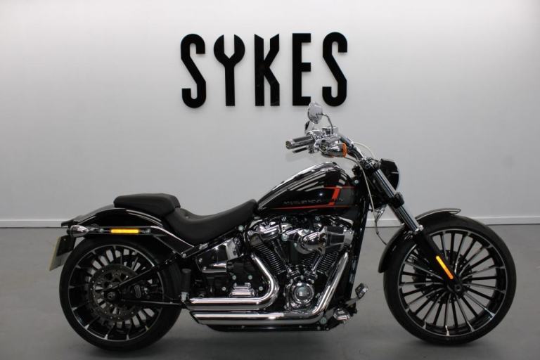 2023 Harley-Davidson FXBR Softail Breakout 117 in Vivid Black