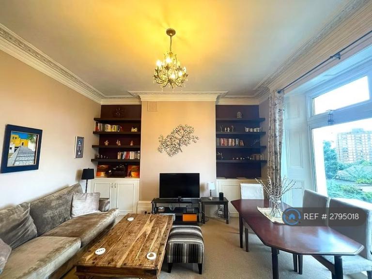 1 bedroom flat in Lansdowne Lane, London, SE7 (1 bed) (#2795018)