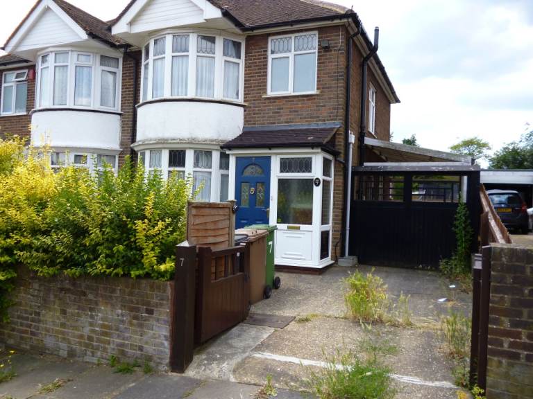 4 Bedroom House LU20LH