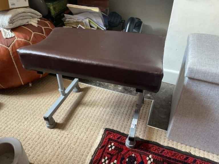 (Reserved) FREE: adjustable-height foot rest