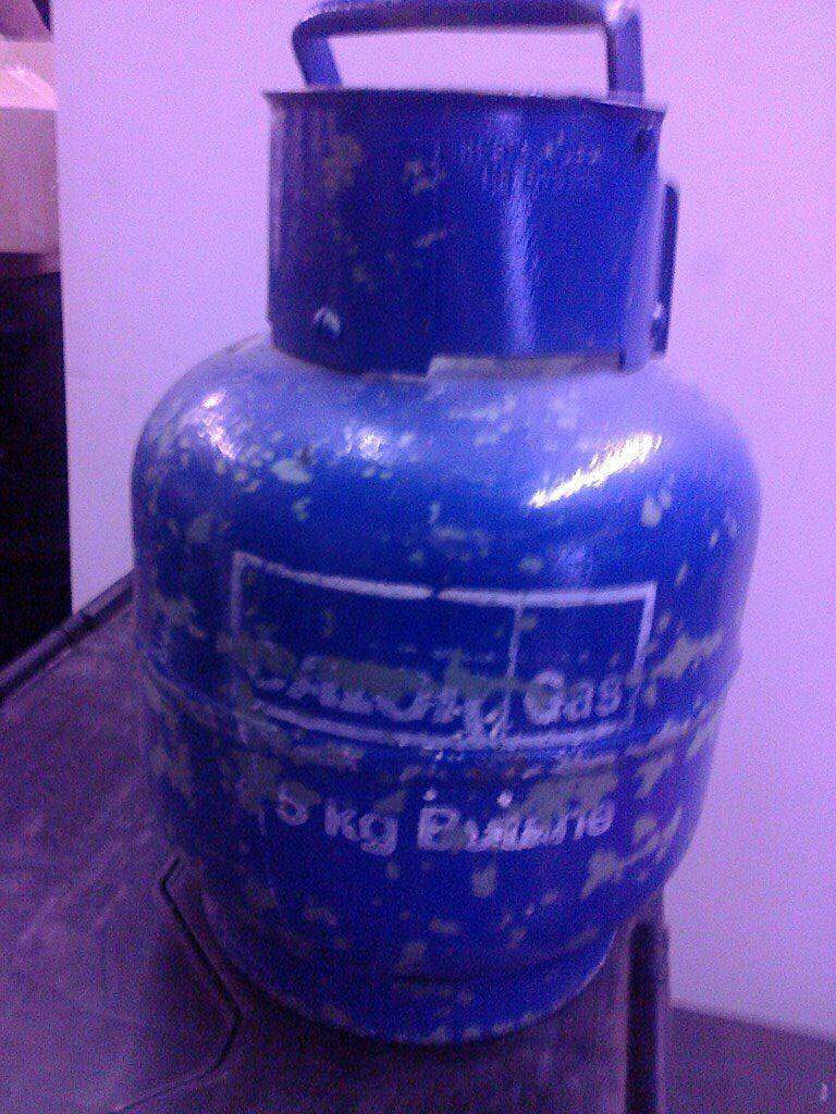 CALOR butane bottle, 4.5kg, FULL, NO exchange needed,  NO OFFERS please, will ignore them.