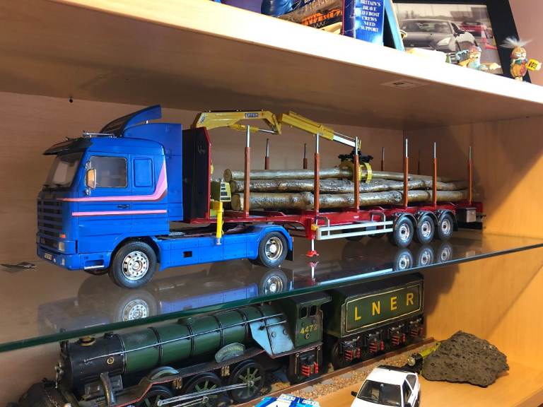 Italeri, 1:24 scale Scania 143 Streamline tractor unit, timber trailer with HIAB and real wood logs