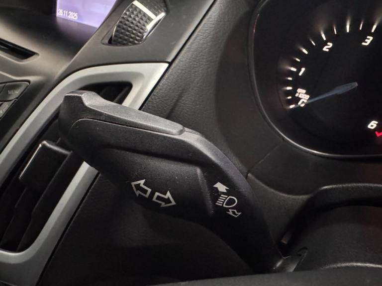 2014 Ford Focus 1.6 TDCi 115 Zetec Navigator 5dr HATCHBACK DIESEL Manual