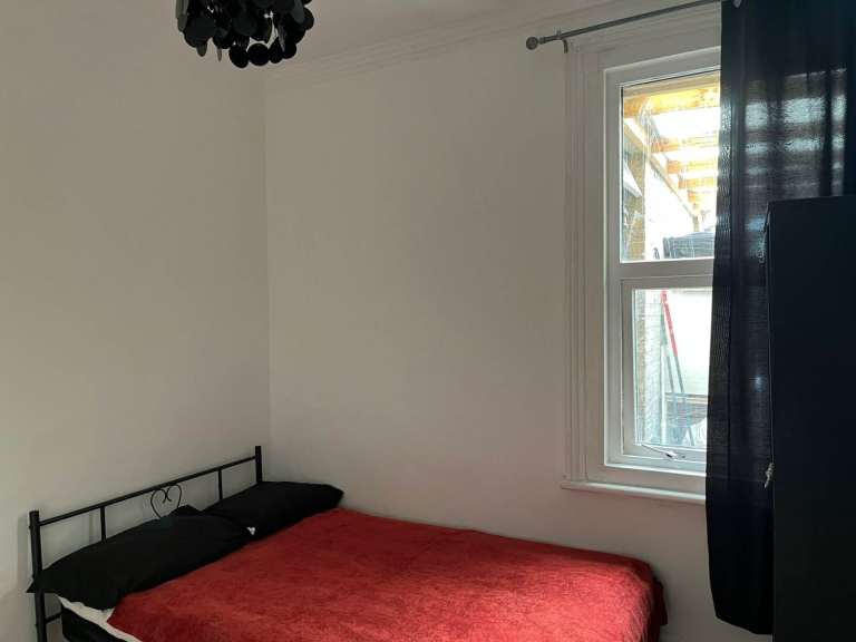 1 bedroom in Chiswick High Road, Chiswick