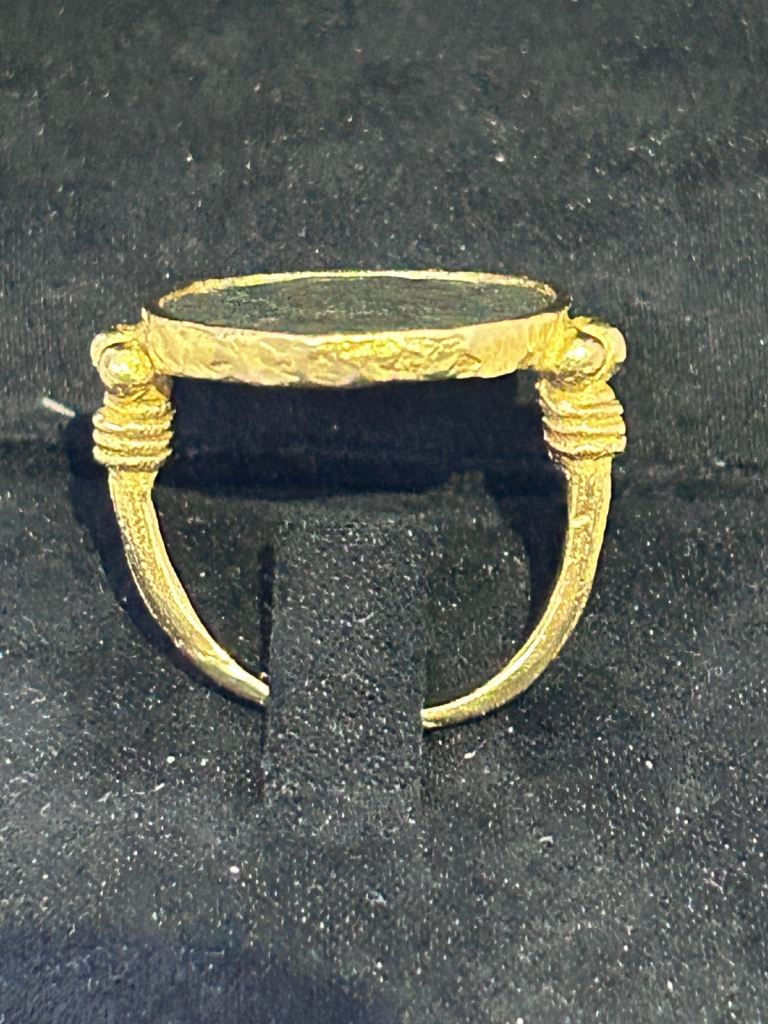 18ct yellow gold Roman coin ring 