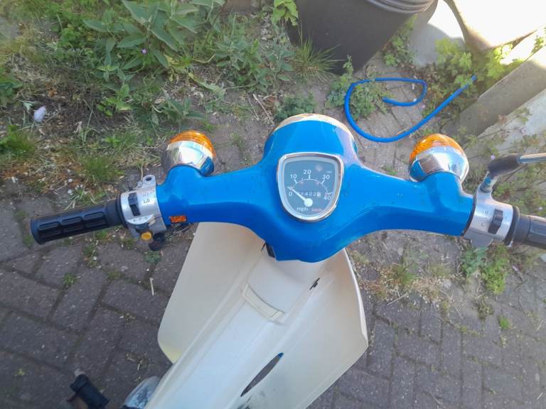 Honda Cub 50,  2 x Honda Caren