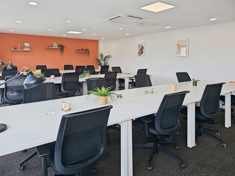 Southampton - SO18 2RZ \ Fully Furnished Office with 5 Desks