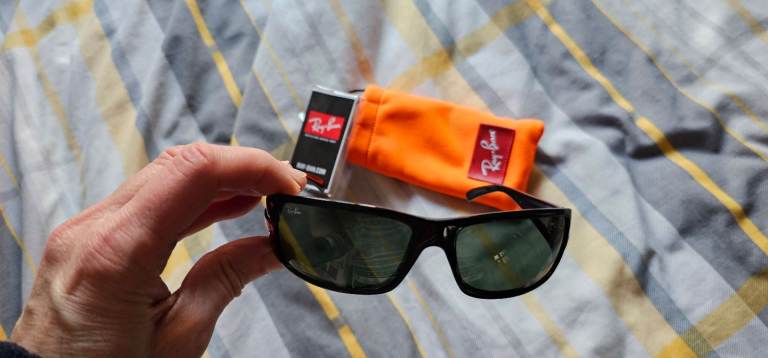 RayBan sunglasses, genuine unisex never worn, complete with Ray ban cleaning cloth and case