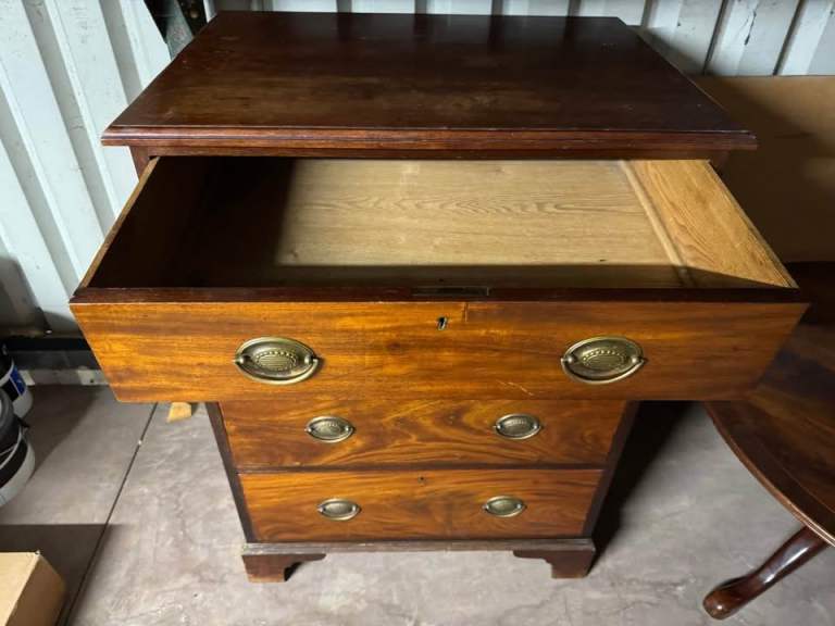 Georgian style chest of drawers