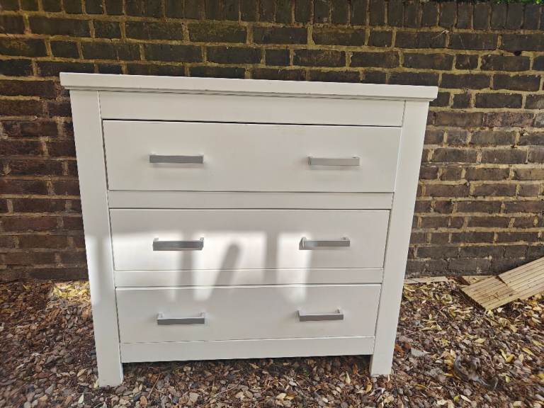 White Chest of Drawers – Good Condition