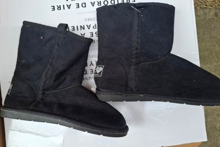 Black boots with fur 
